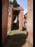 04064 ostia - regio i - insula vi - caseggiato dei misuratori del grano (i,vii,1-2) - via della fortuna - porticus - blick von der via dei misuratori del grano ri norden - 09-2023.jpg